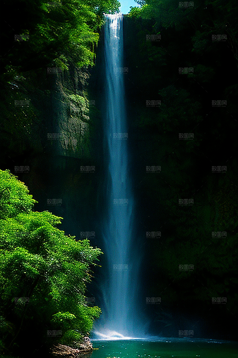 绿色河水深处的清澈