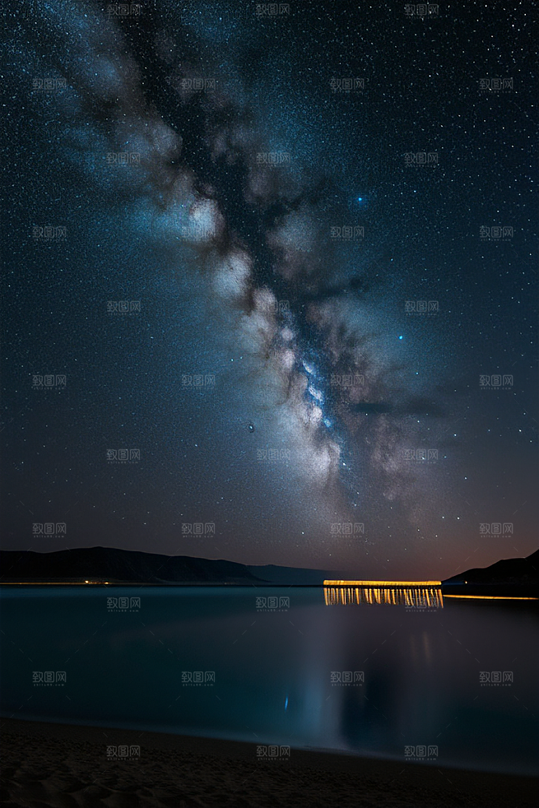 海洋中闪耀的金色爱之滩