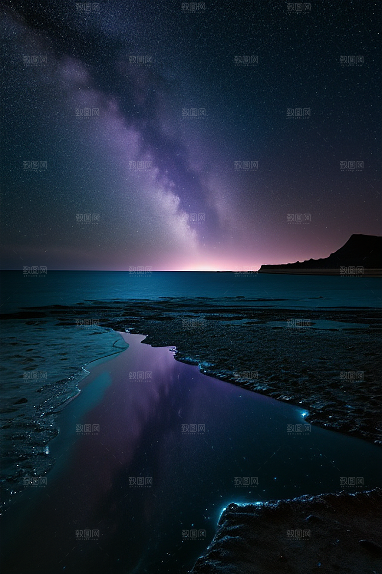 夜空中的紫蓝荧光与月亮