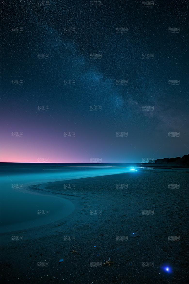 夜空中的紫蓝荧光与月亮