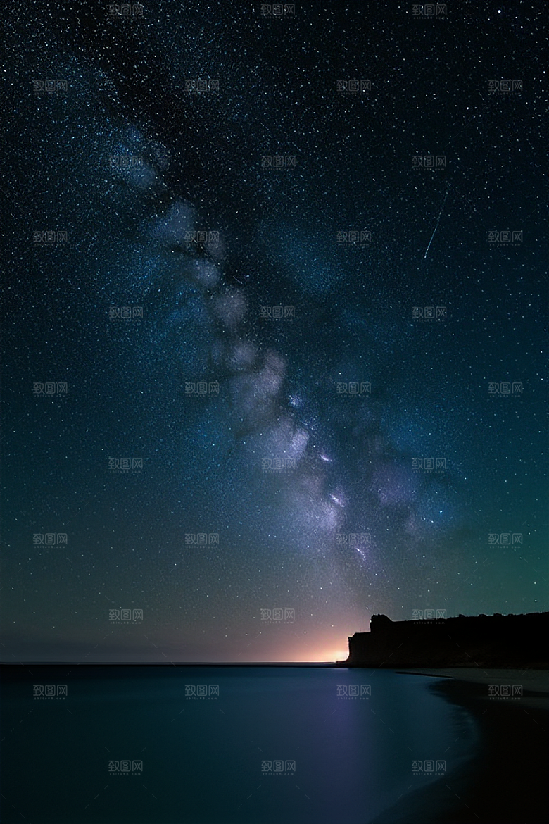夜空中的紫蓝荧光与月亮