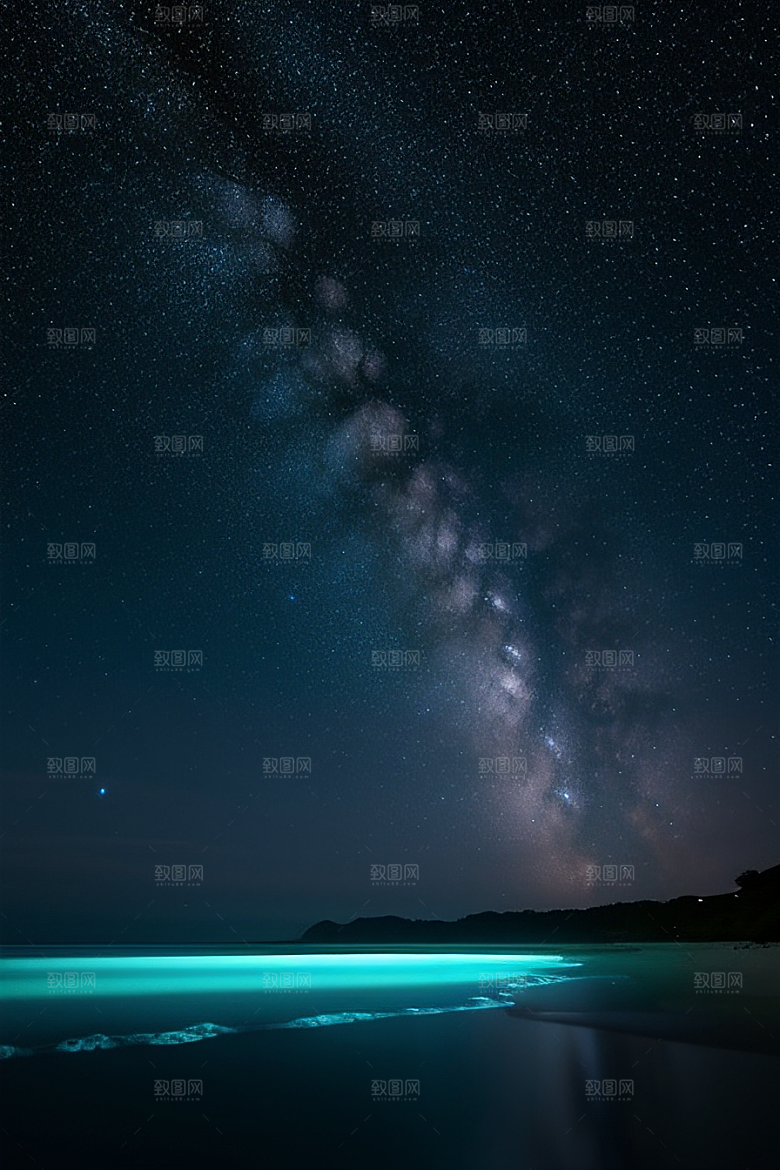 夜空中的紫蓝荧光与月亮