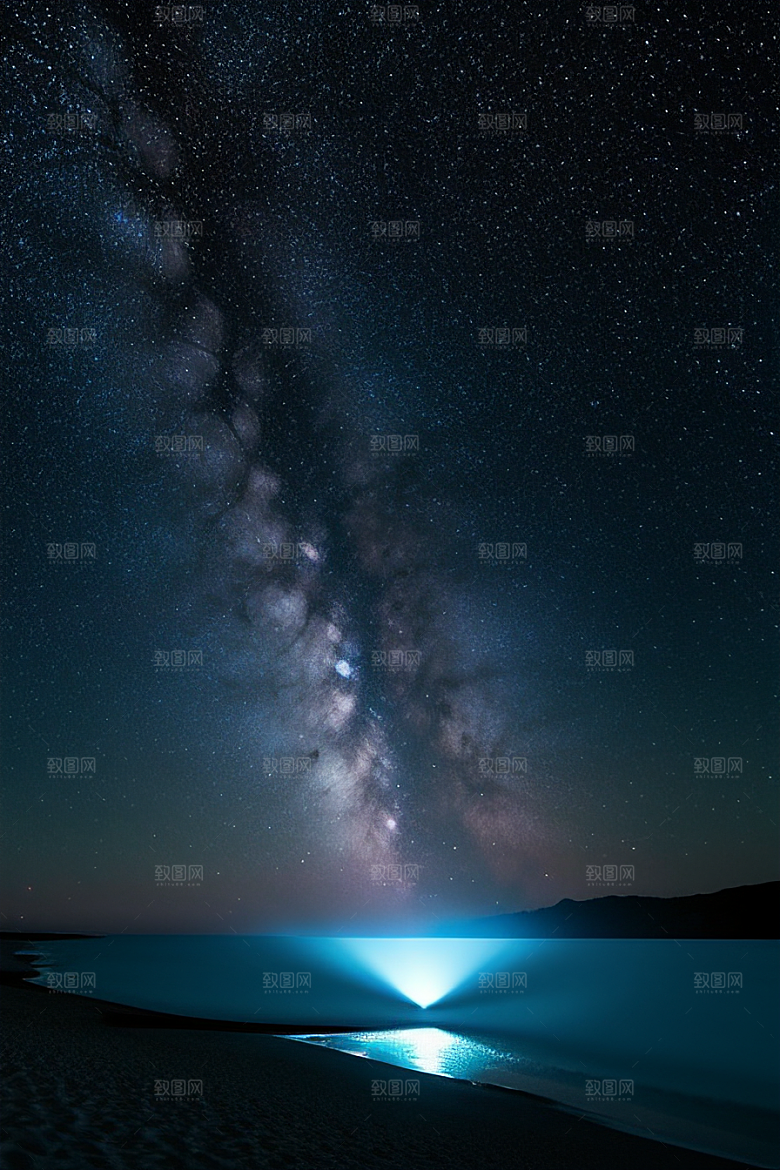 夜空中的紫蓝荧光与月亮