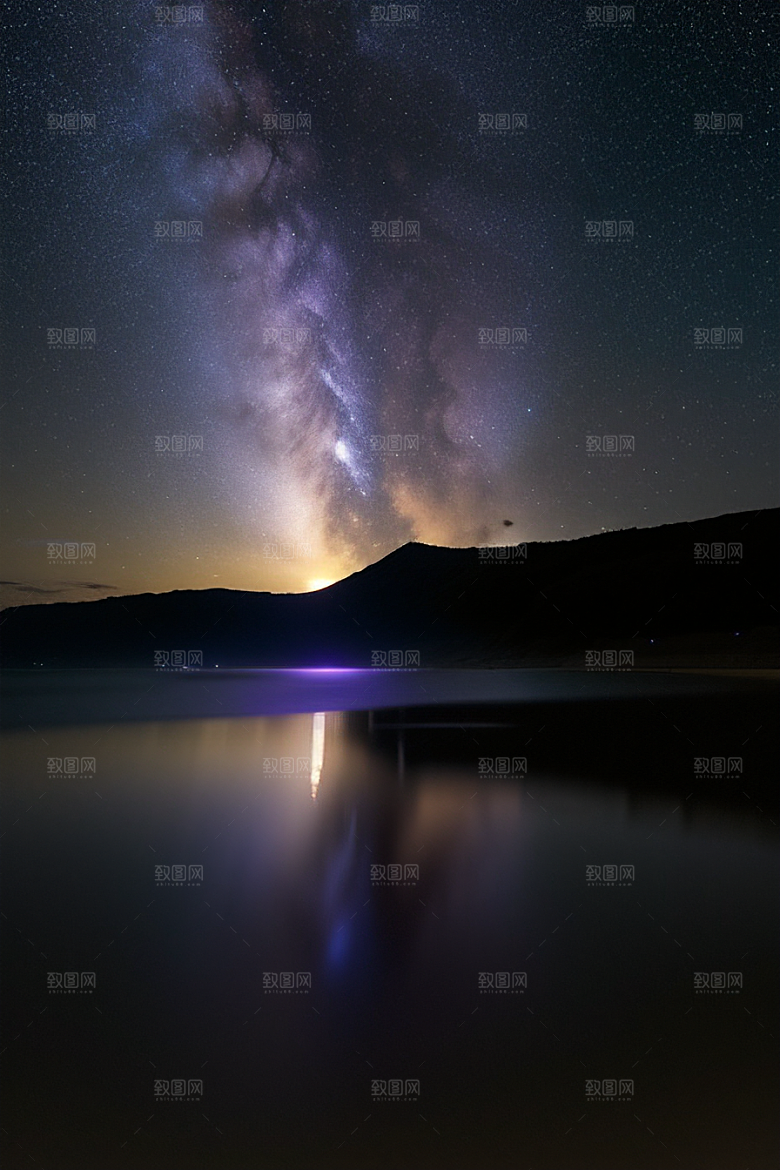 夜空中的紫蓝荧光与月亮