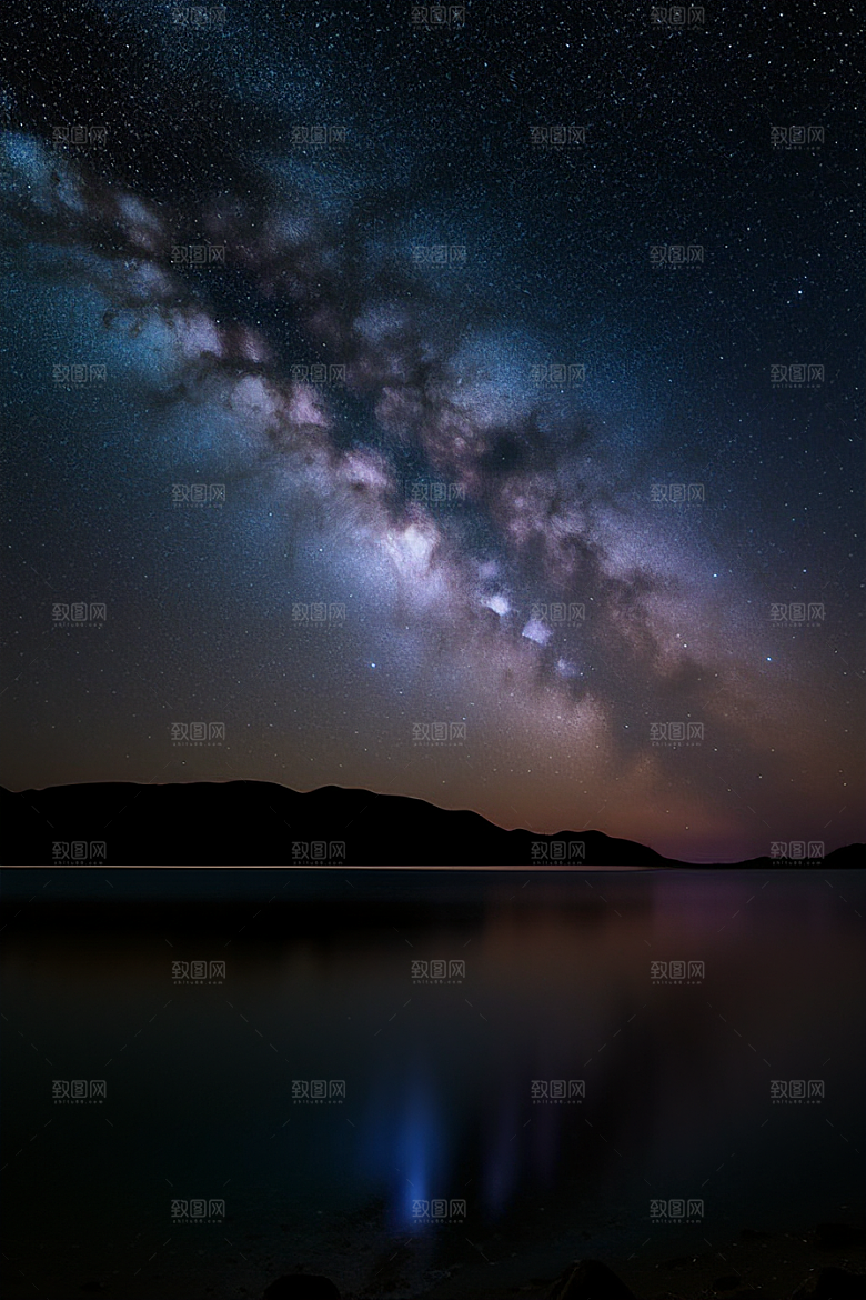 夜空中的紫蓝荧光与月亮