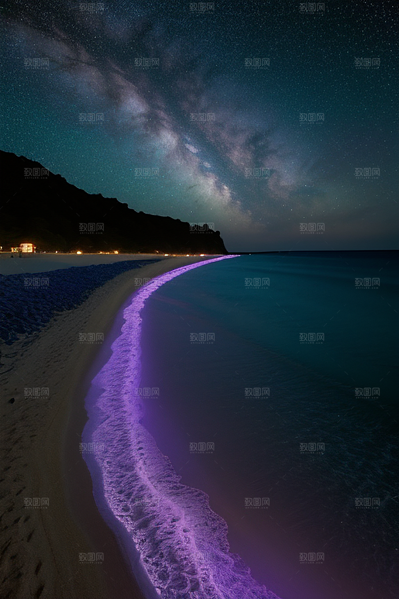 夜空中的紫蓝荧光与月亮