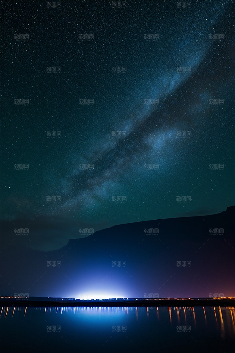 夜空中的紫蓝荧光与月亮