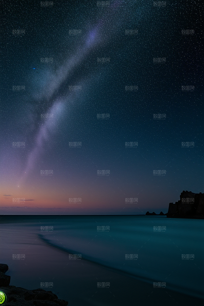 精灵荧光与闪烁星空的海滩