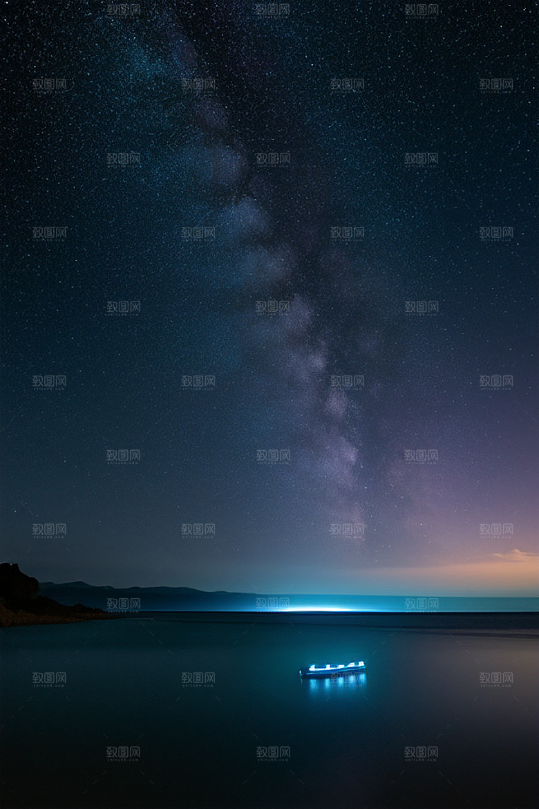 精灵荧光与闪烁星空的海滩