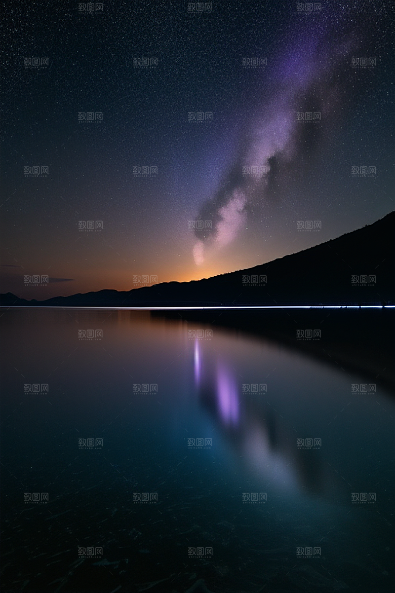 精灵荧光与闪烁星空的海滩
