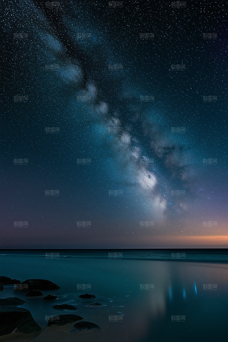 精灵荧光与闪烁星空的海滩
