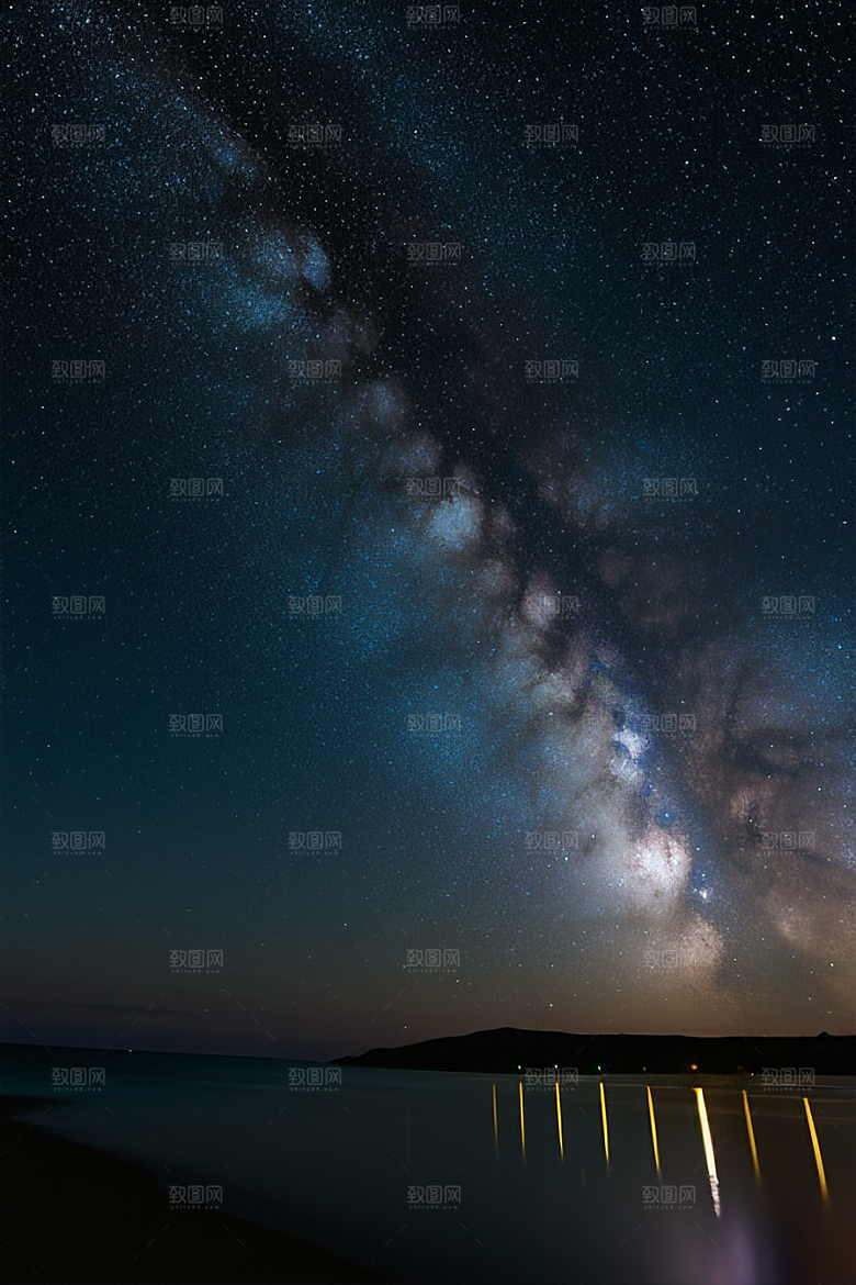 精灵荧光与闪烁星空的海滩