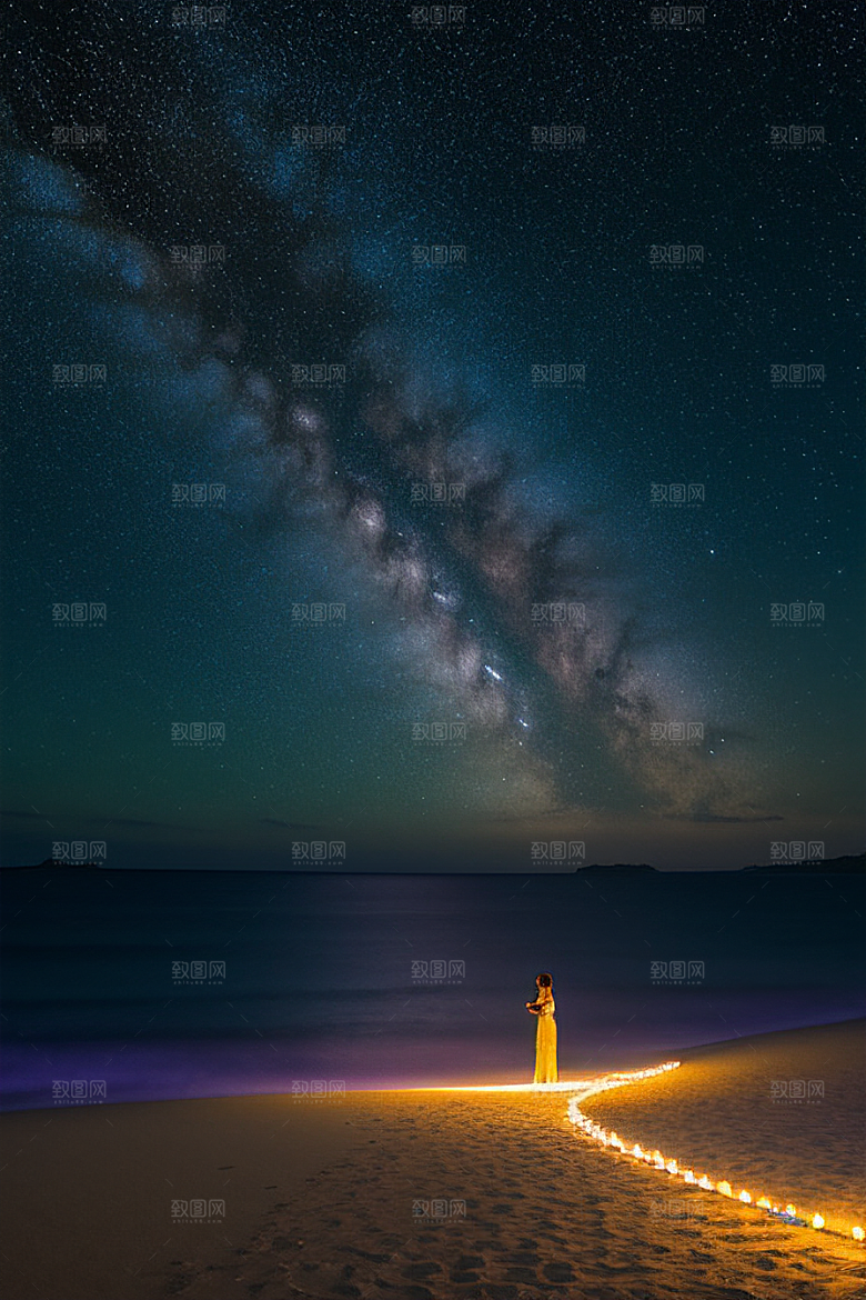 闪耀的金色爱之滩与夜空