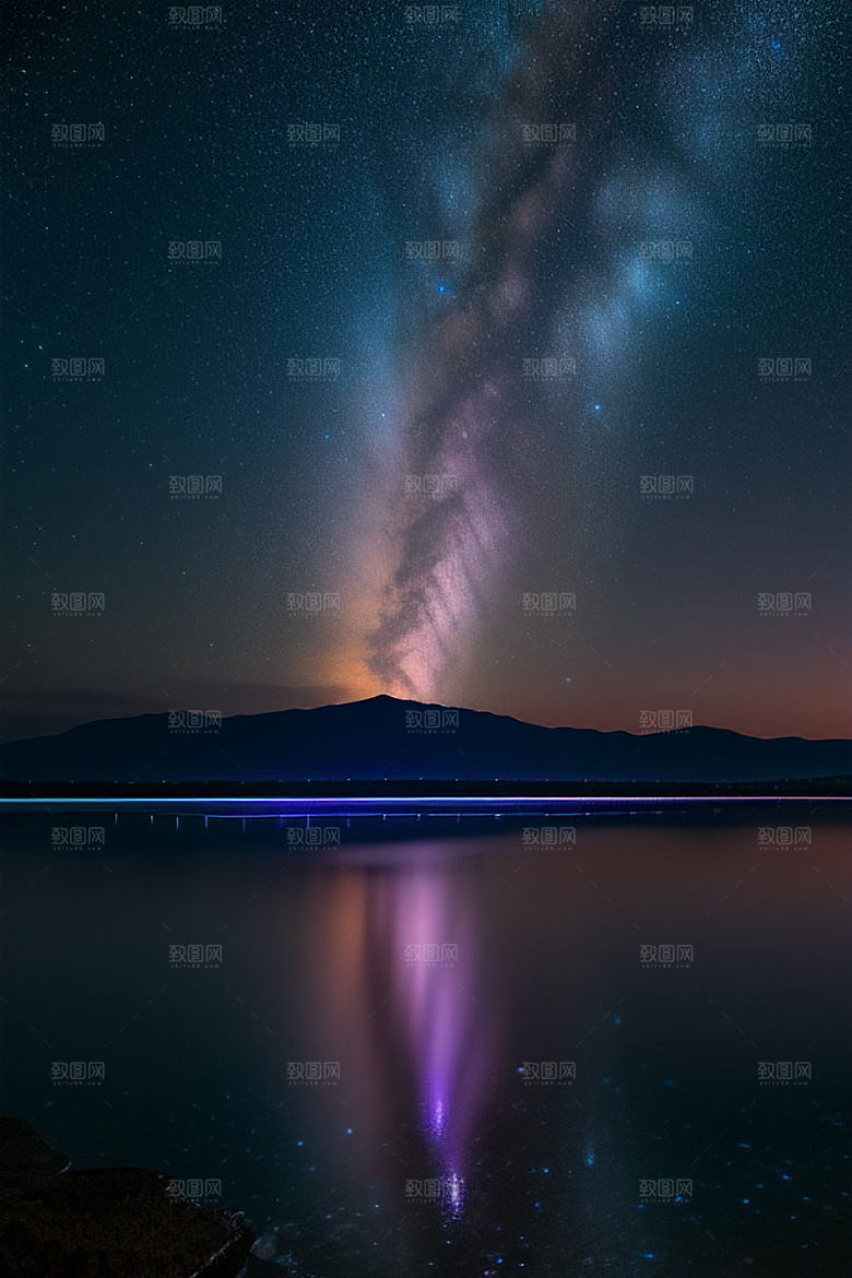 闪耀的金色爱之滩与夜空