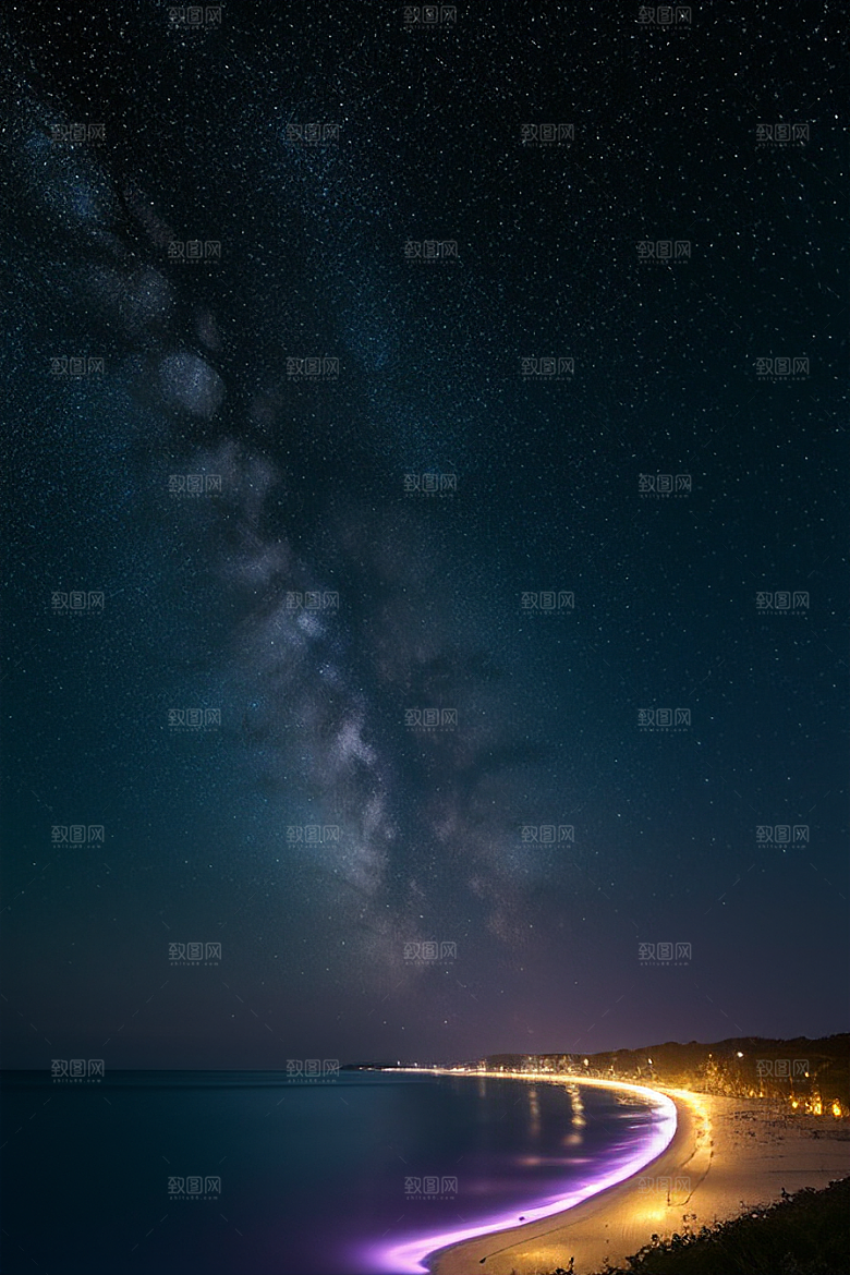 闪耀的金色爱之滩与夜空