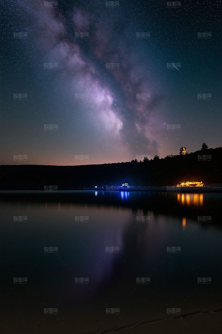 星光璀璨的夜空与浪漫之海