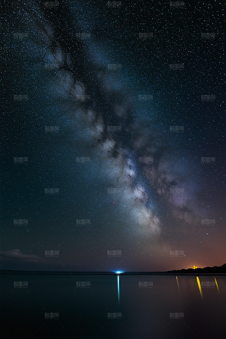 海洋中的荧光与绚丽星光