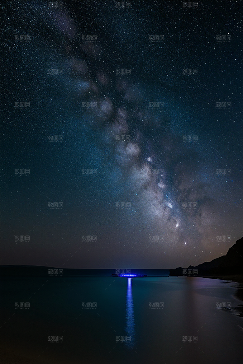 海洋中的荧光与绚丽星光