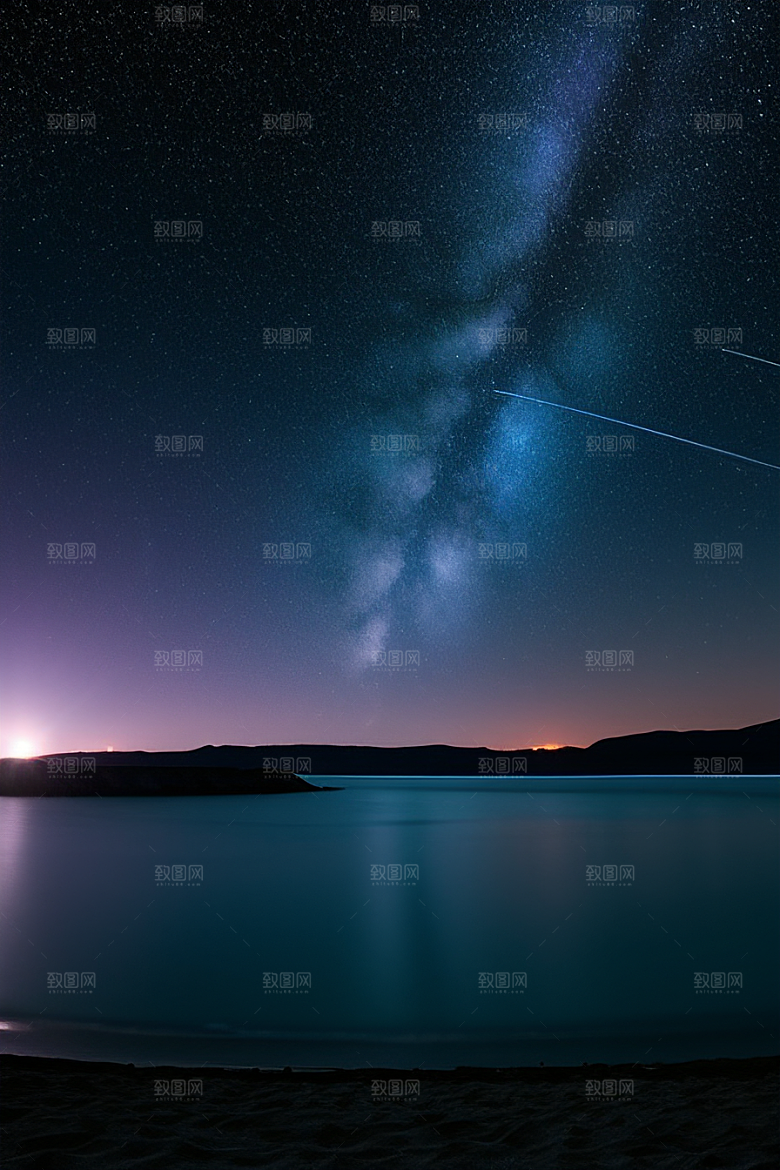 海洋中的荧光与绚丽星光