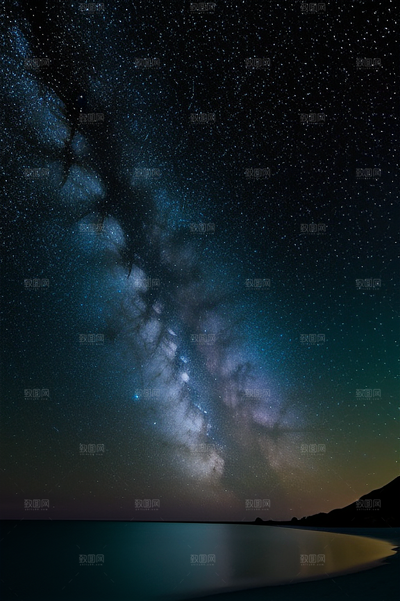 夜空中的紫蓝荧光与月亮