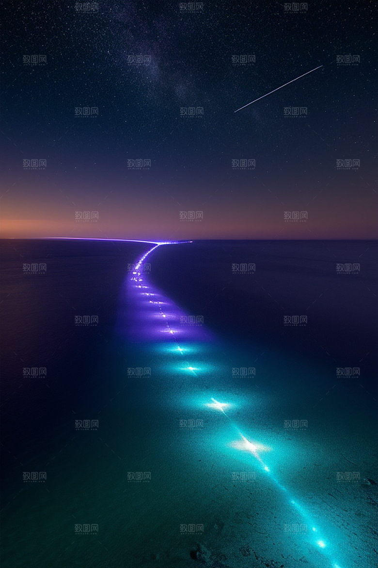 夜空中的紫蓝荧光与月亮