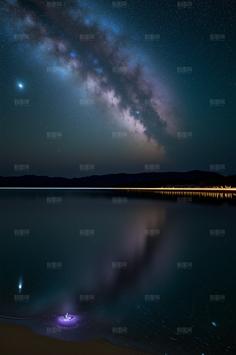 夜空中的紫蓝荧光与月亮