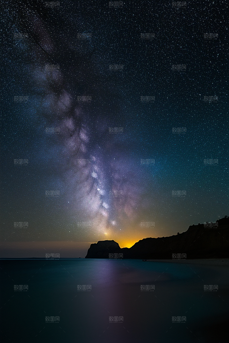 夜空中的紫蓝荧光与月亮