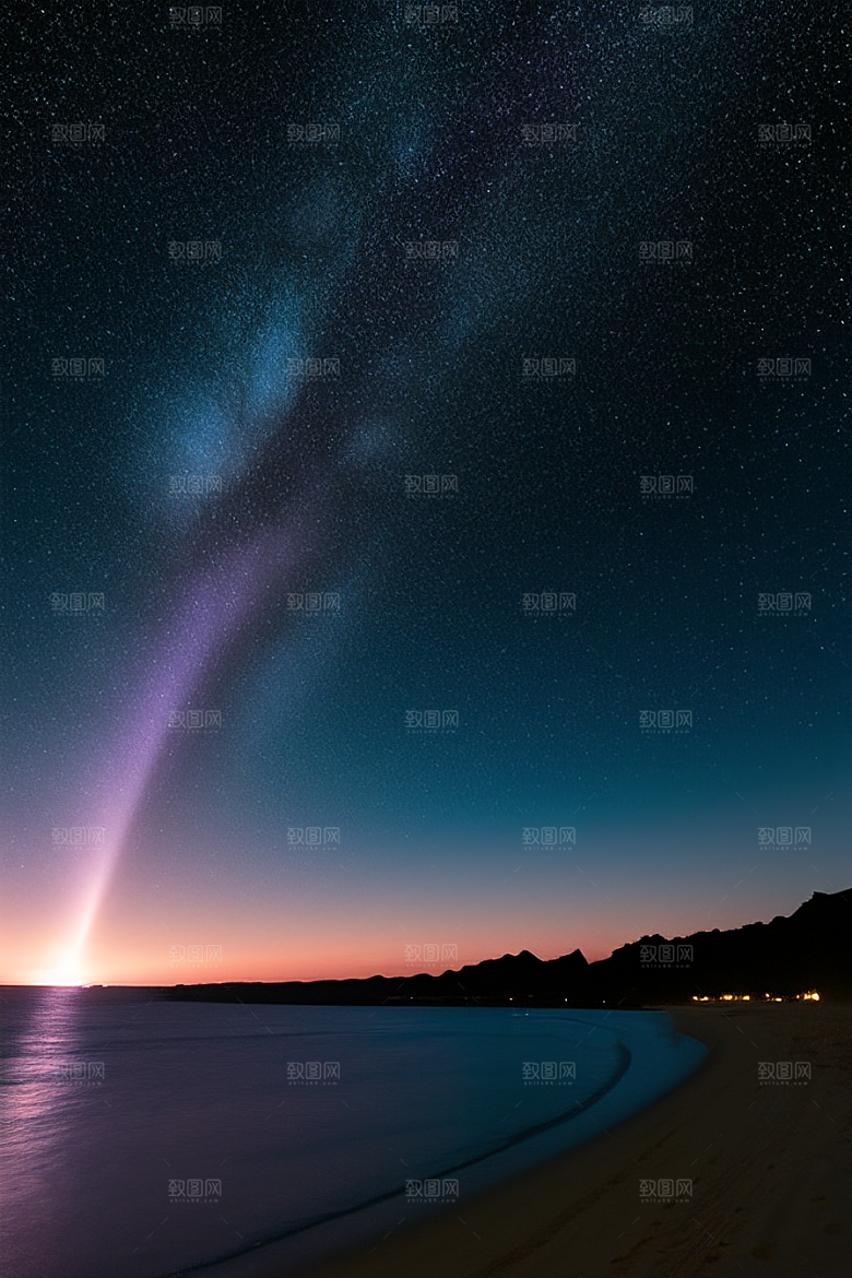 夜空中的紫蓝荧光与月亮