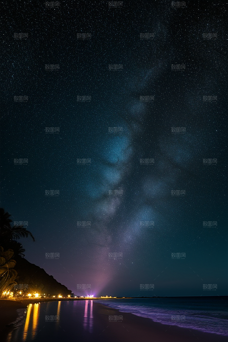 夜空中的紫蓝荧光与月亮