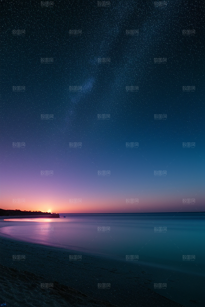 夜空中的紫蓝荧光与月亮