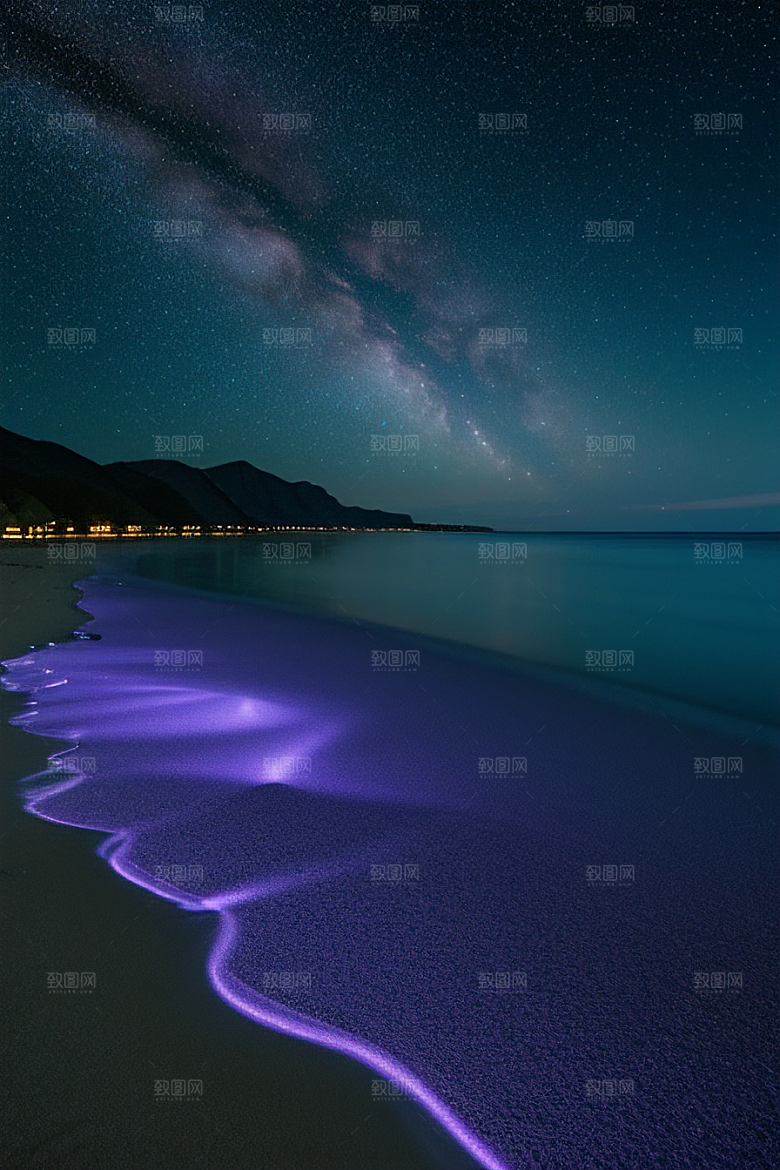 夜空中的紫蓝荧光与月亮