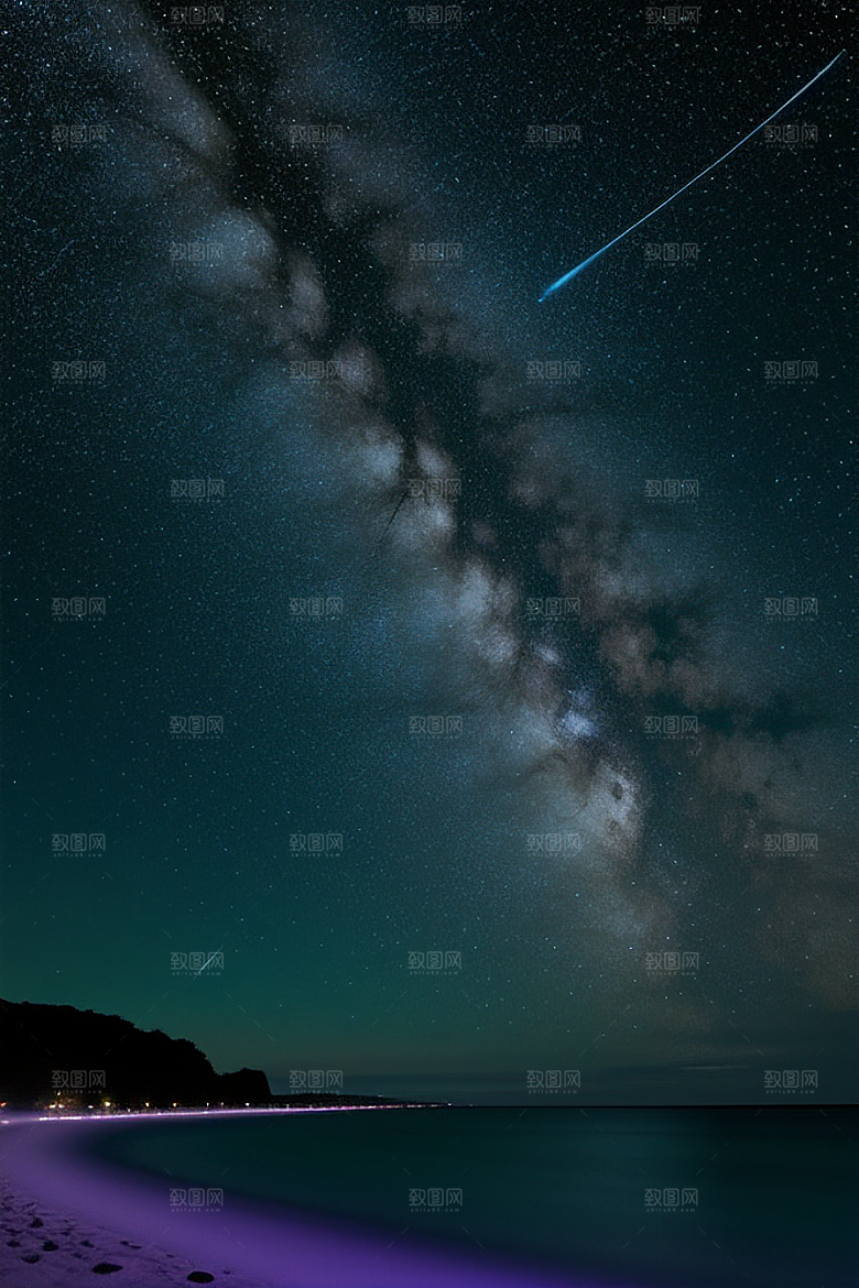 夜空中的紫蓝荧光与月亮