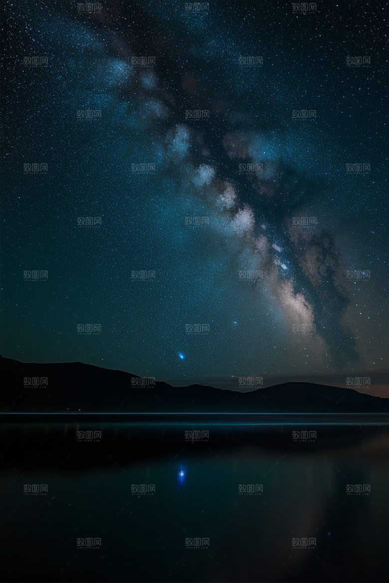 夜空中的紫蓝荧光与月亮