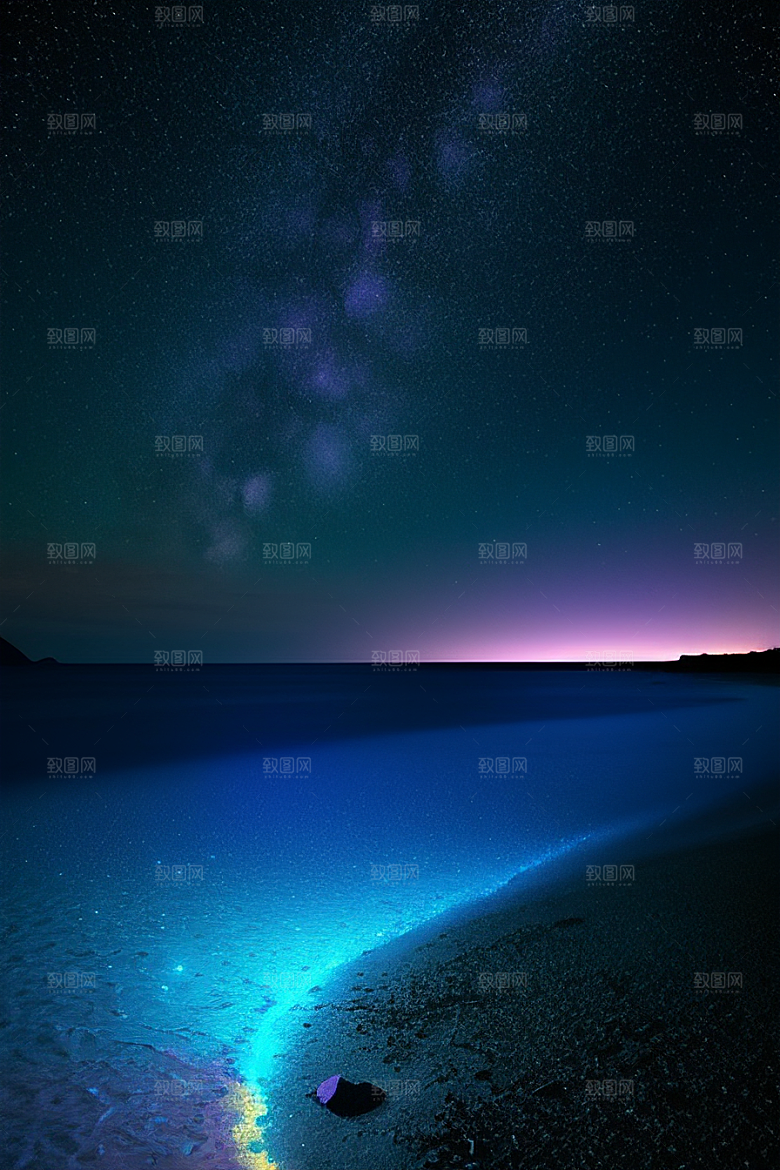 夜空中的紫蓝荧光与月亮