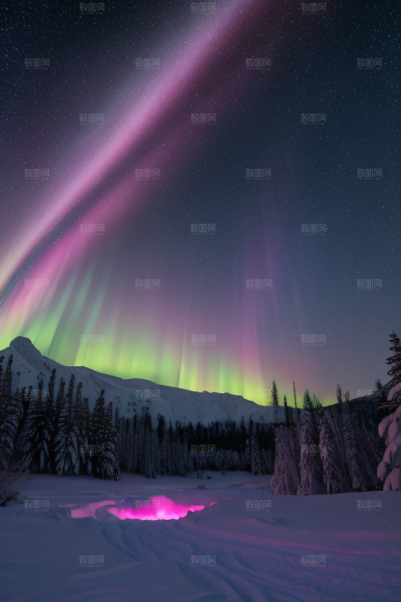 雪山下的粉色极光奇景