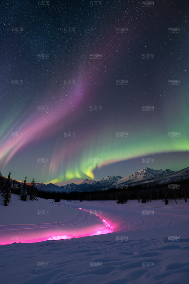 雪山下的粉色极光奇景