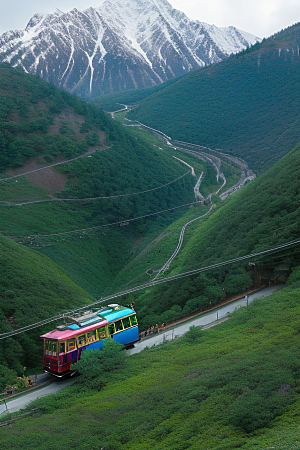 彩色登山缆车的美丽景色