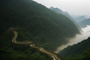 薄雾笼罩的武夷山神秘迷人的山谷风景