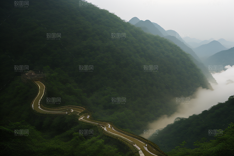 薄雾笼罩的武夷山神秘迷人的山谷风景