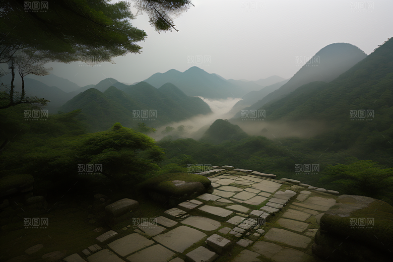 薄雾笼罩的武夷山神秘迷人的山谷风景
