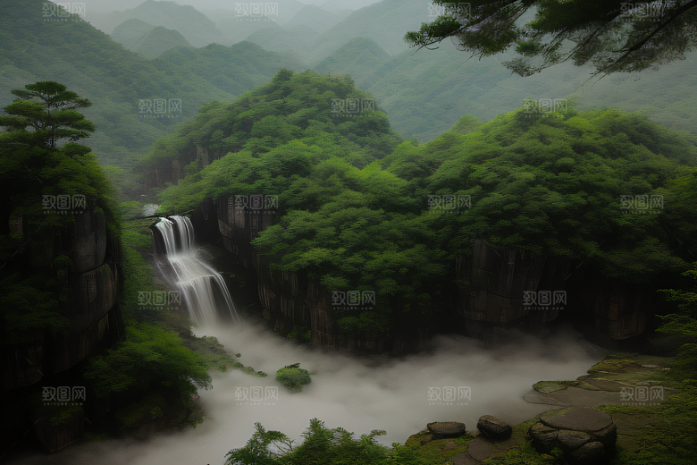 薄雾笼罩的武夷山神秘迷人的山谷风景