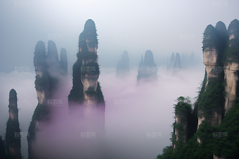 挺立薄雾中的砂岩石柱