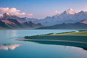 大美青海湖的雪山倒影