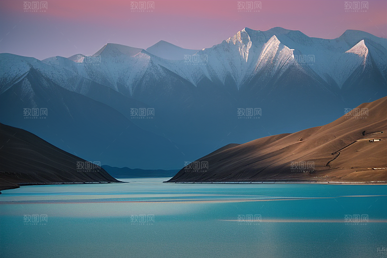 大美青海湖的雪山倒影