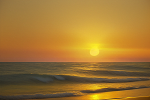 海边日出的海浪拍岸