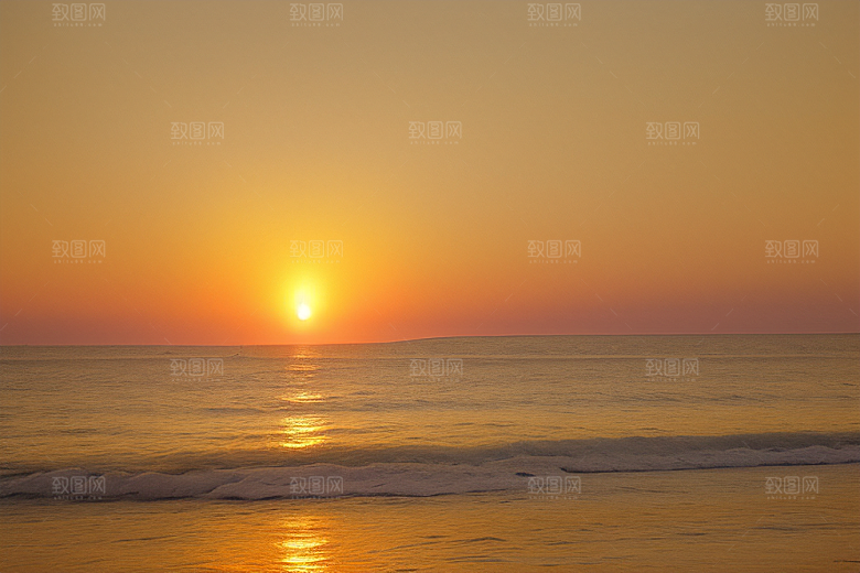 海边日出的海浪拍岸