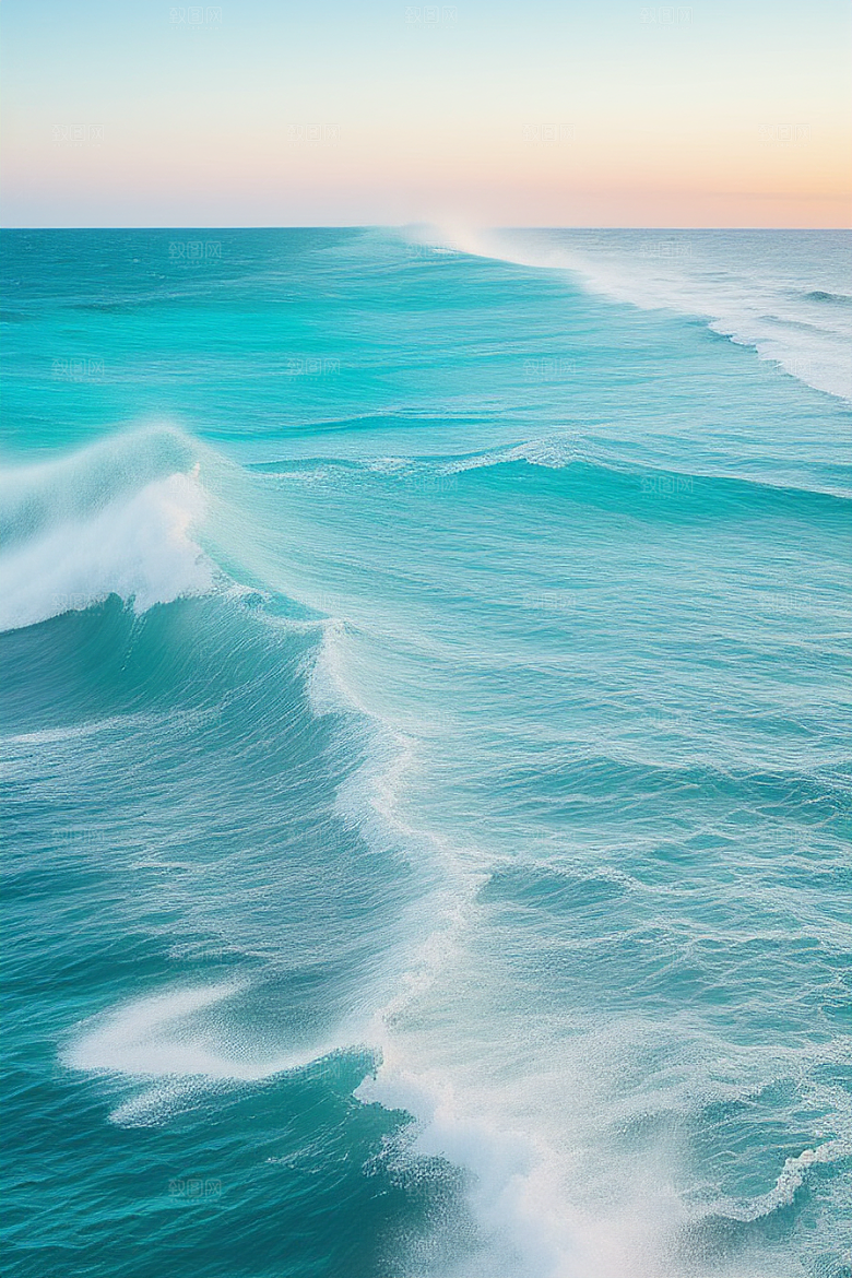 领略海浪翻滚的壮观景象