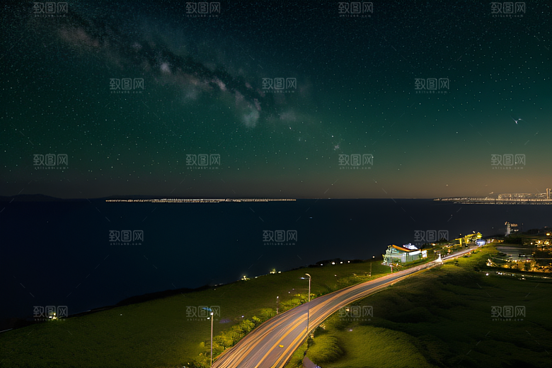 海上巨大弯月美景