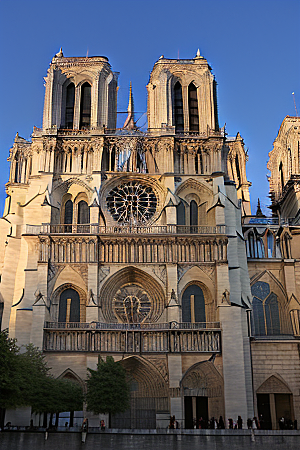 巴黎圣母院中世纪建筑的瑰丽典范