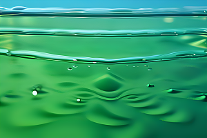 水滴在蓝天绿水中舞蹈